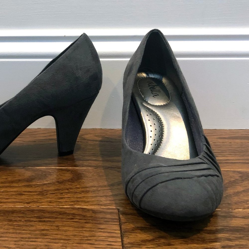 Abella Valeria grey suede pumps - SZ 6